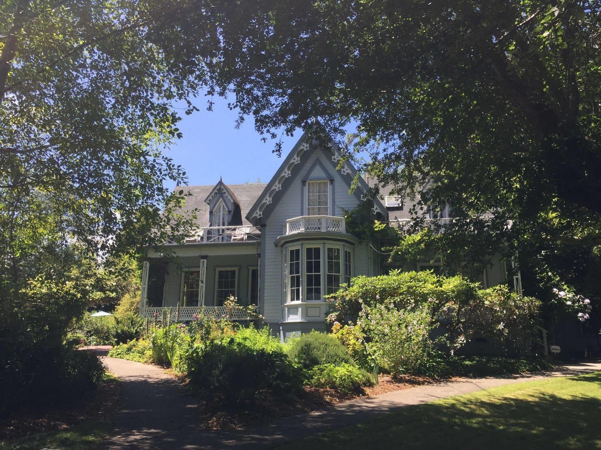 Shaw House 3*